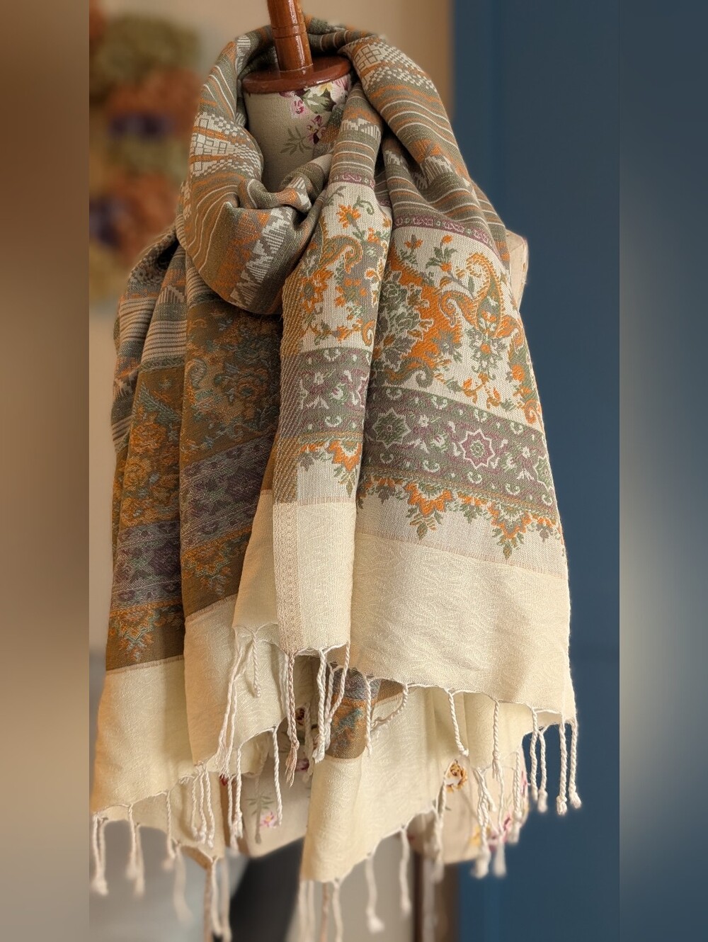Kashmiri-style Jamawar Pahmina Cashmere shawl